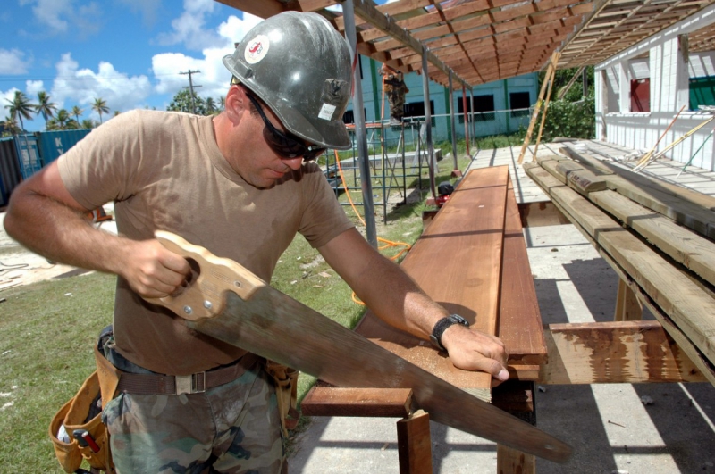 menuisier-COURMES-min_worker_construction_building_carpenter_male_job_build_helmet-893290